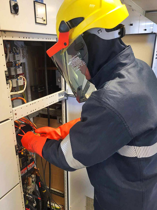 Tekniker i arbejde hos Ikast Spildevand