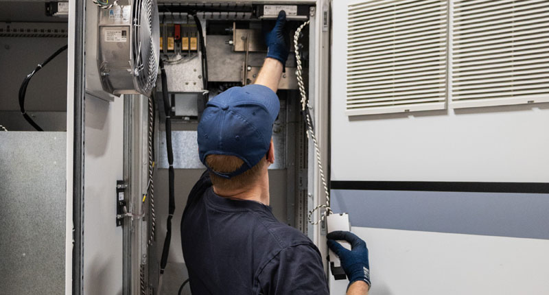Medarbejder hos STYREG Drives laver service på teknisk anlæg