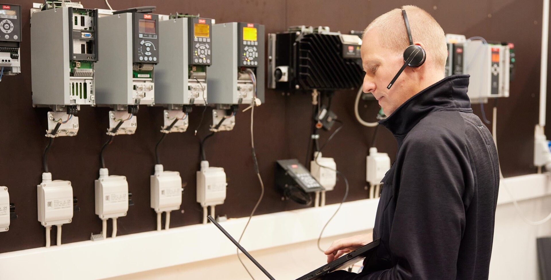 Tekniker hos STYREG, der leverer specialiseret teknisk service