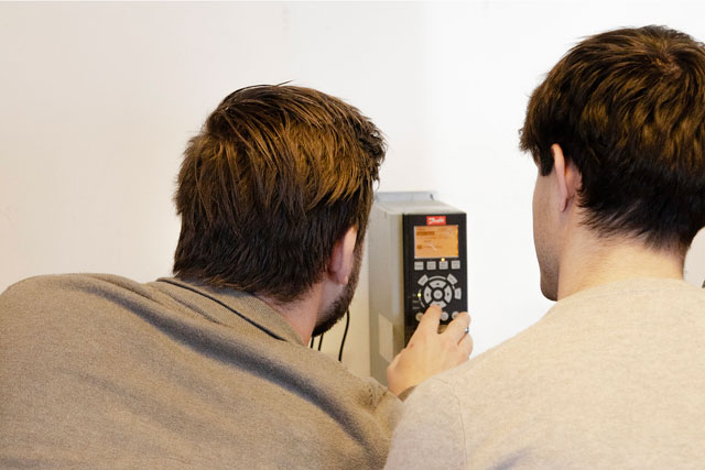 Teknikere foran Danfoss måler på et af STYREGS kurser