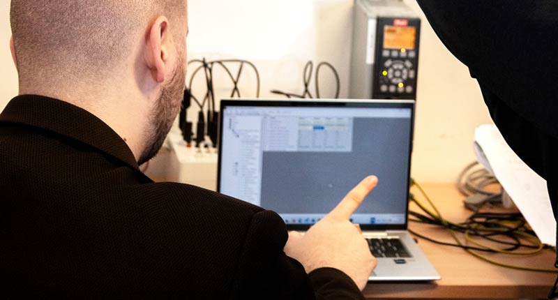 Tekniker foran pc på et af STYREGS kurser