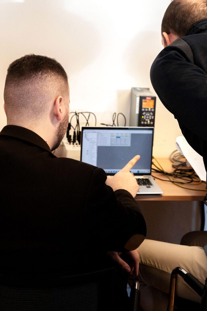 Tekniker foran pc på et af STYREGS kurser