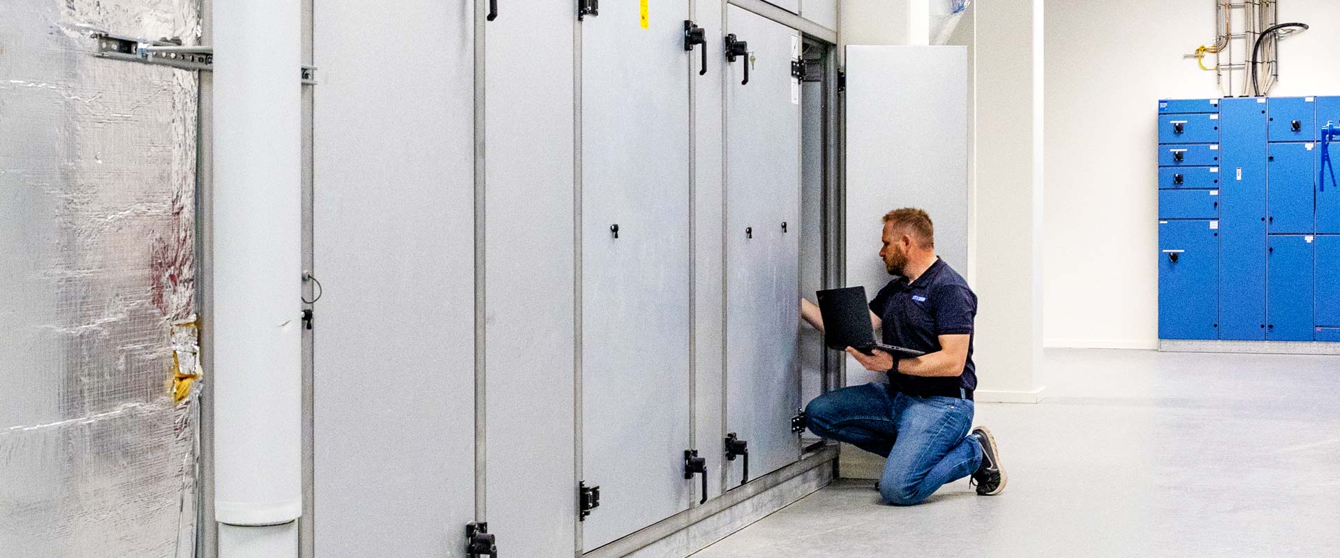 Tekniker fra STYREG laver energiscreening af bygninger