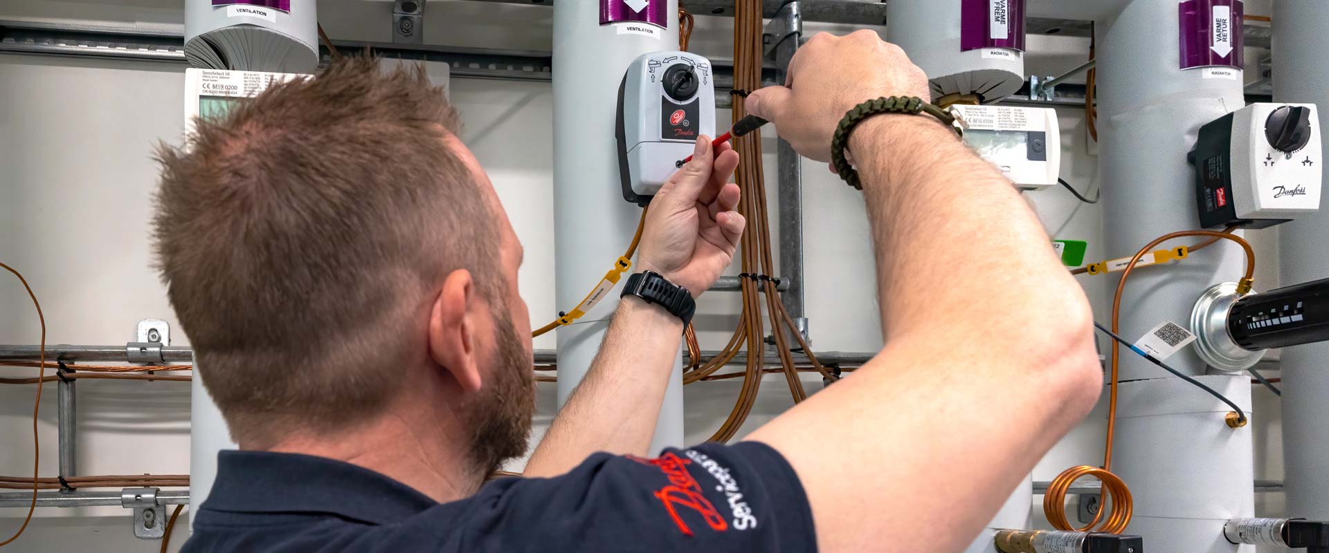 Tekniker fra STYREG udfører energitrim
