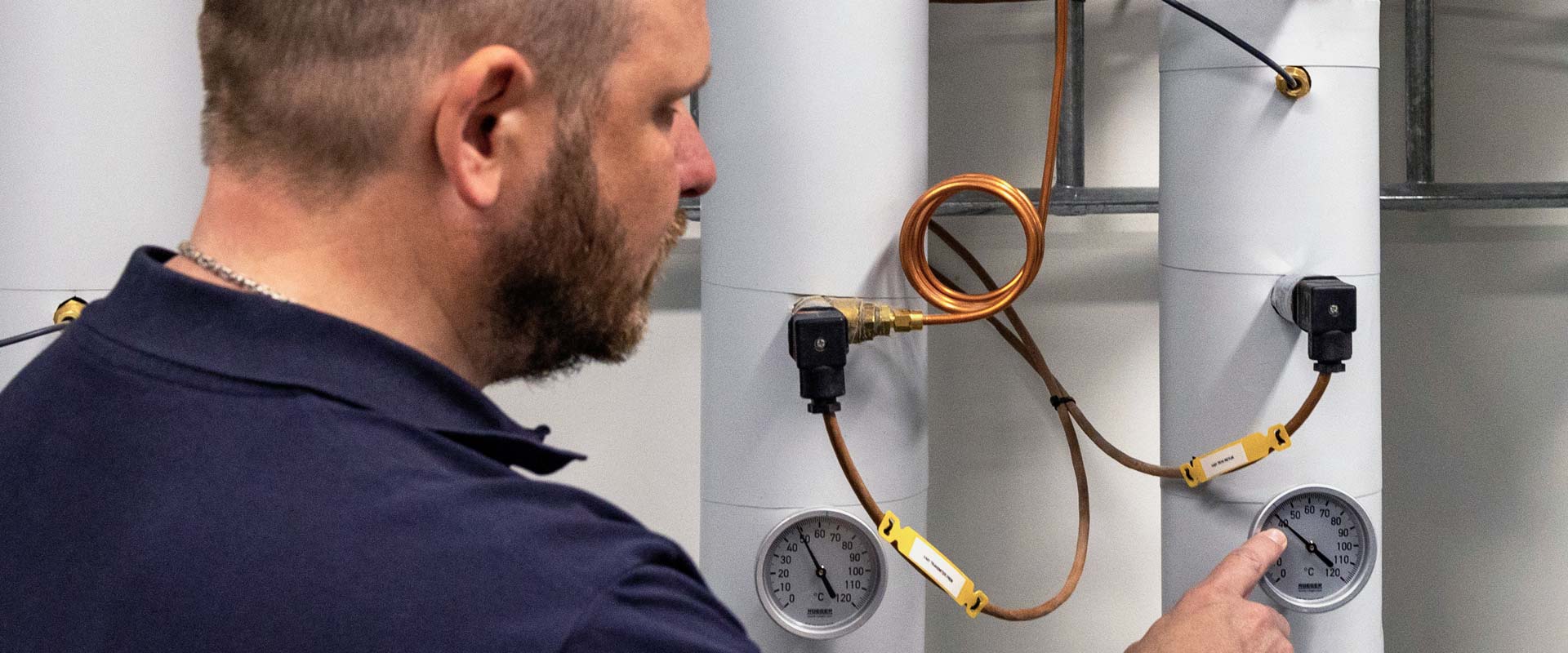 Tekniker fra STYREG laver opstart og indregulering på anlæg