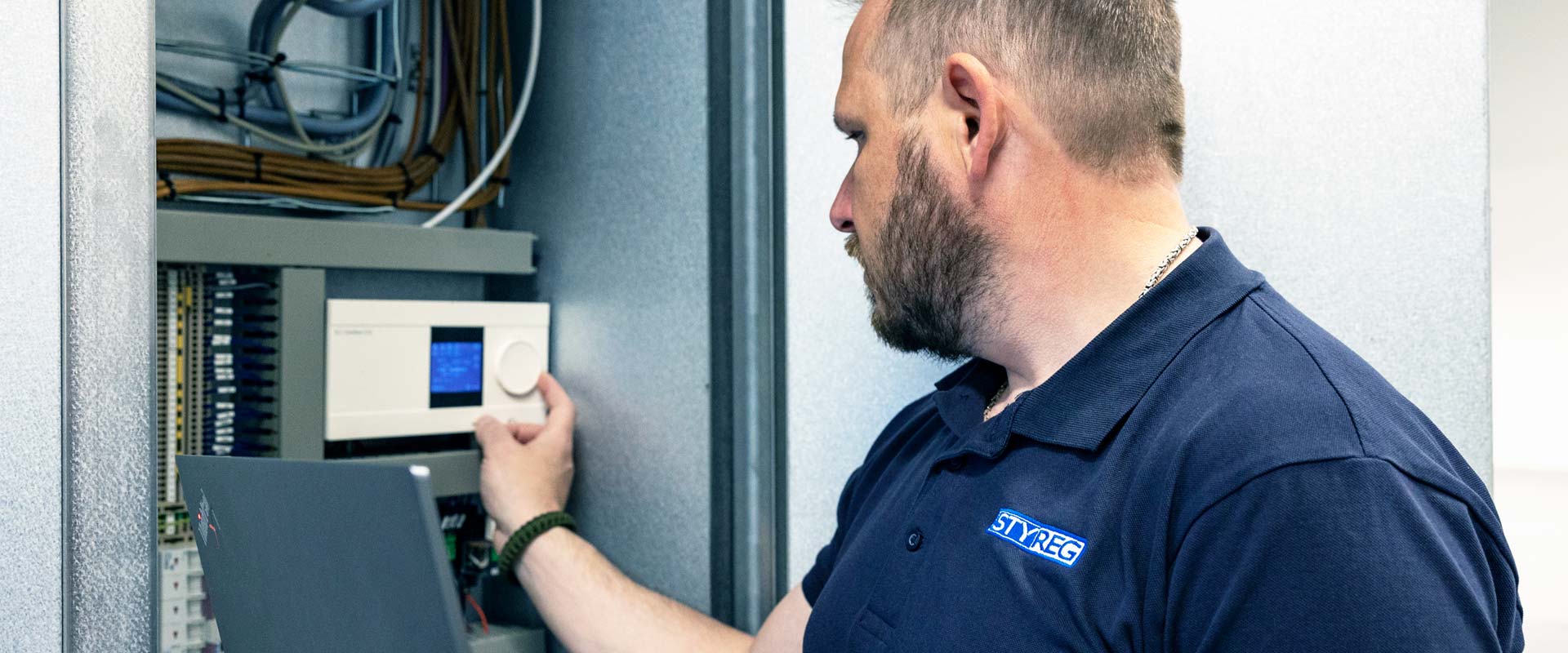 Tekniker fra STYREG udfører projektrådgivning for kunde