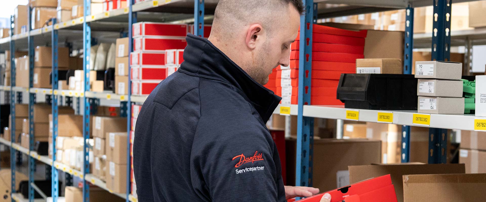 Tekniker fra STYREG finder reservedele til Retrofit