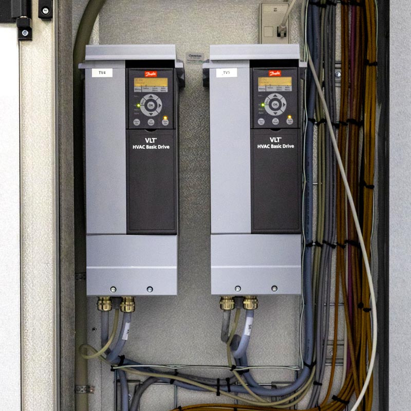 To refurbished drev, der er monteret på væggen