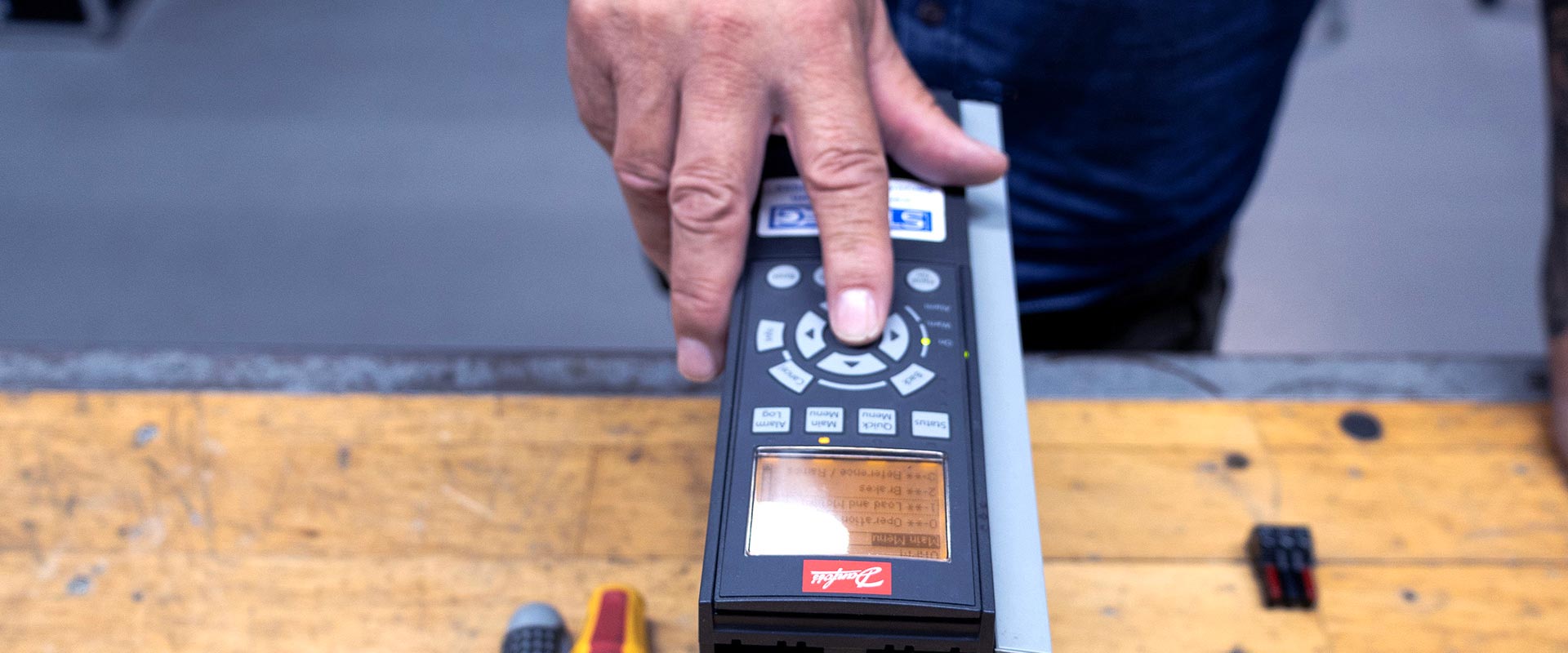 Tekniker udfører DrivePro StartUp på frekvensomformer