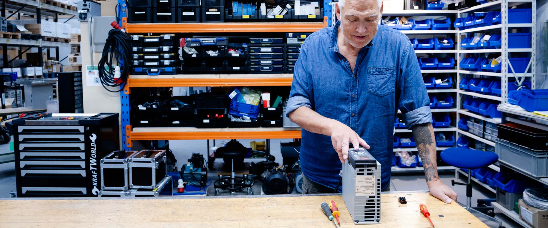 Medarbejder med er refurbished drev, som er et af STYREGs produkter