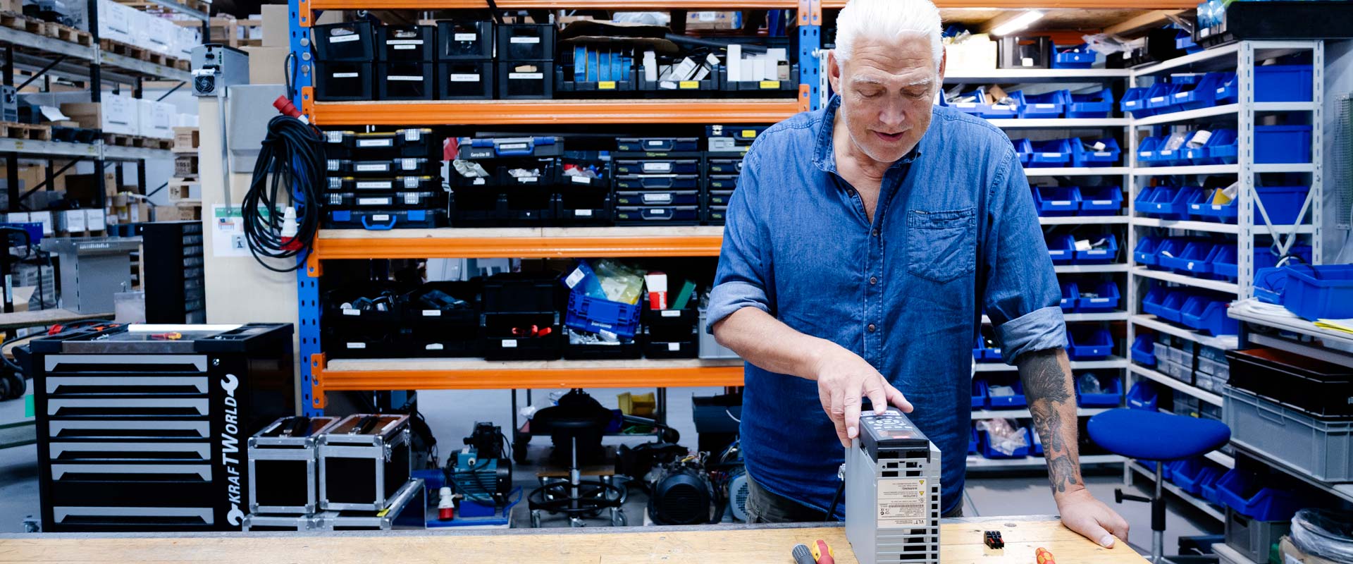 Medarbejder med er refurbished drev, som er et af STYREGs produkter
