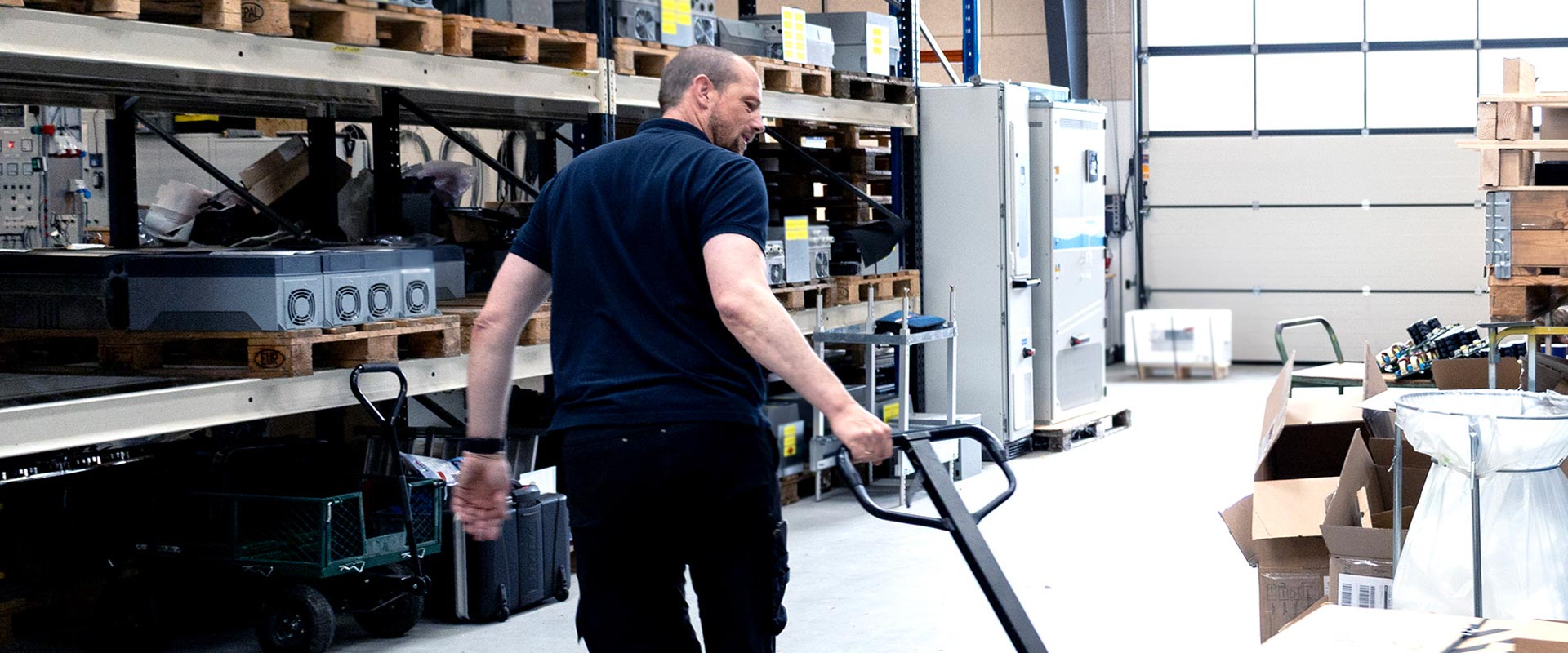 Tekniker på lager, der finder dele for at kunne levere på en serviceaftale