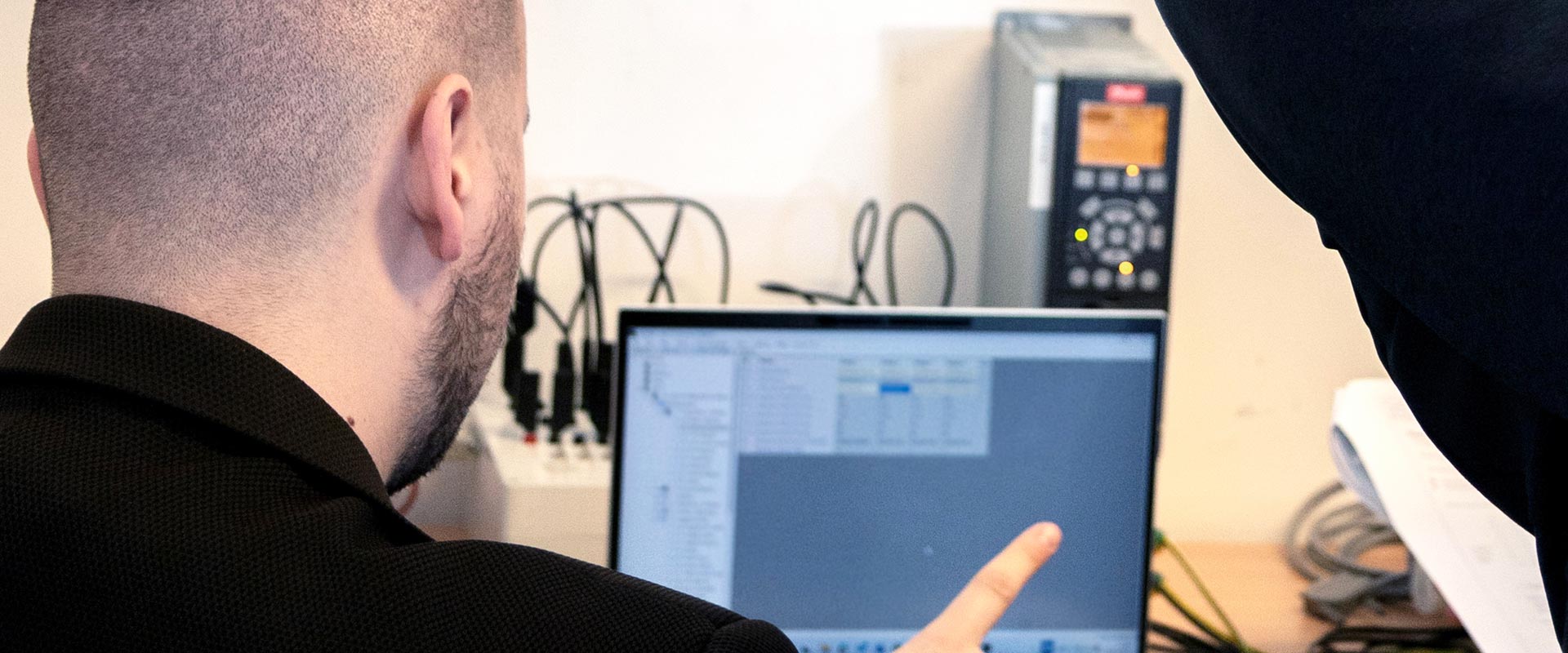 Underviser foran pc på et af STYREGs kurser