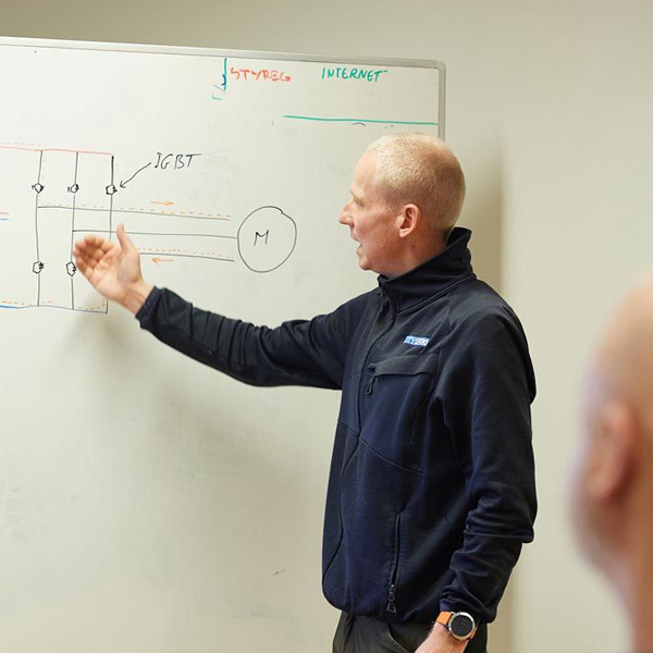 Instruktør, der underviser på kurser hos STYREG
