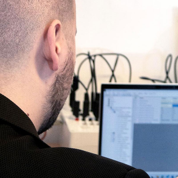 Medarbejder fra STYREG foran pc på kurser