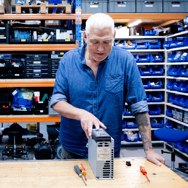 Medarbejder med er refurbished drev, som er et af STYREGs produkter