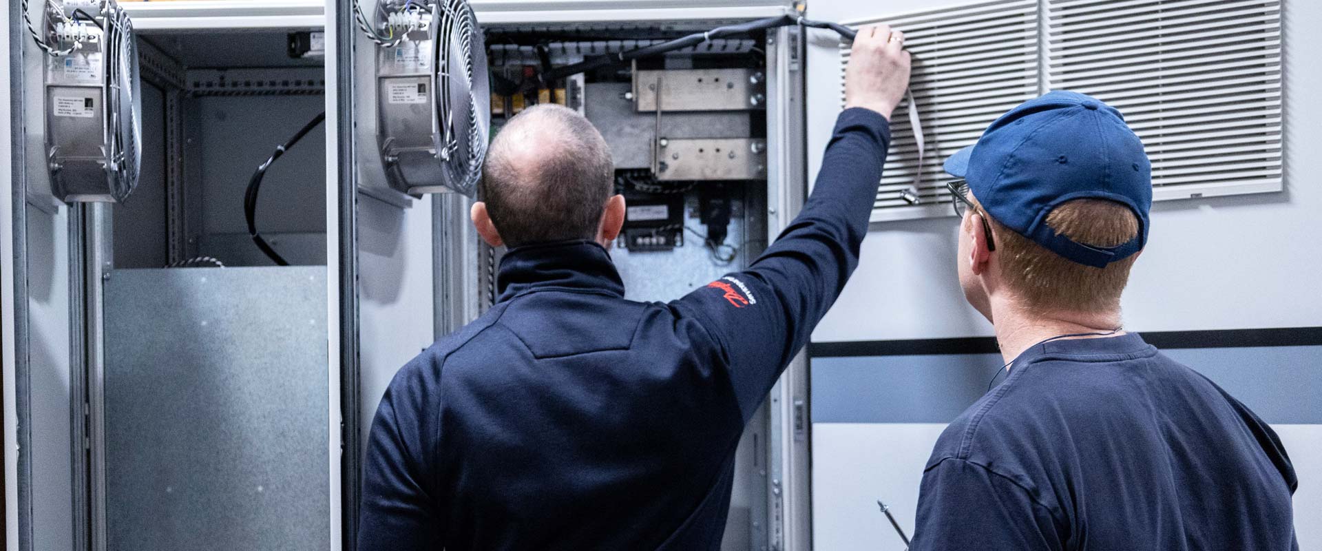 To serviceteknikere levere ydelser i form af arbejde på teknisk anlæg