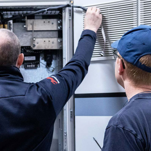 To serviceteknikere levere ydelser i form af arbejde på teknisk anlæg