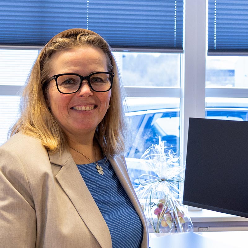 Servicekoordinator, der har job i STYREG, på kontoret