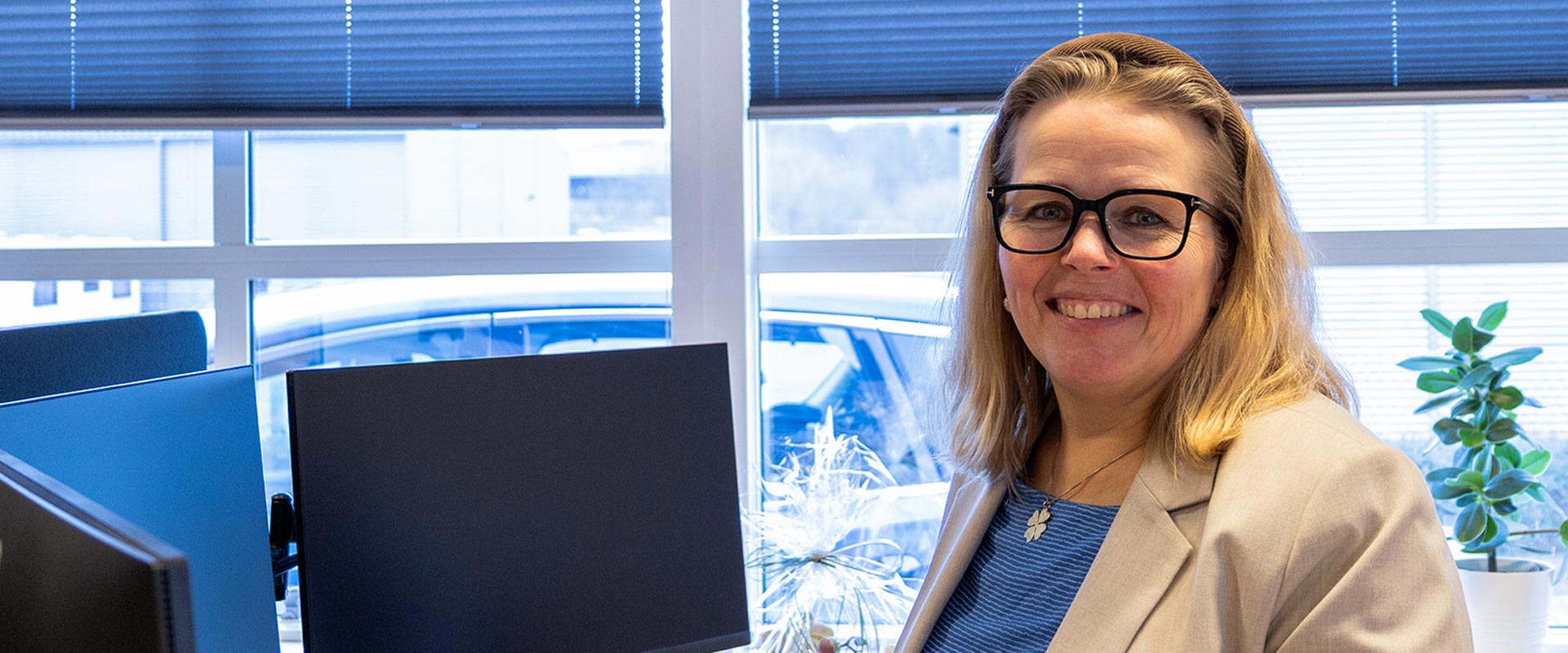 Kvinde foran computer hos STYREG, der har en ledig stilling. Vil du være hendes kollega?